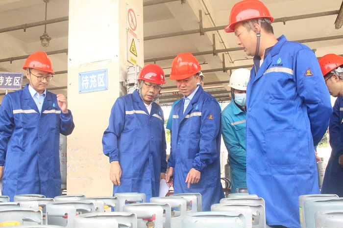 F:\yf\官网oa推文及图片年209\省、市、区各级市场监督管理局莅临万搏（中国）
能源股份有限公司督导调研燃气特种设备安全工作(1)\省、市、区各级市场监督管理局检查图片.jpg